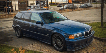 Їх випустили всього 89: у Києві засвітився рідкісний сімейний спорткар BMW 90-х (ФОТО)