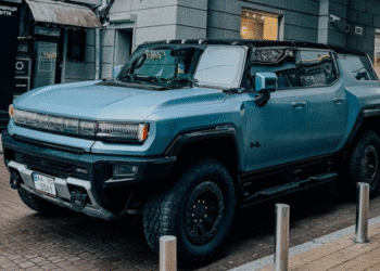 Їздить боком: у Києві з’явився лімітований 830-сильний електрокар Hummer за $145000 (ФОТО)