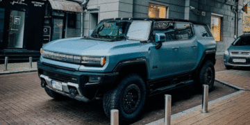 Їздить боком: у Києві з’явився лімітований 830-сильний електрокар Hummer за $145000 (ФОТО)
