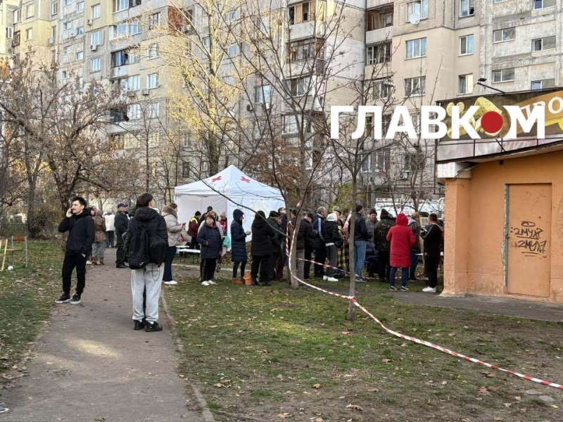 Росіяни вдарили по дев'ятиповерхівці на Оболоні. Фоторепортаж із місця влучання