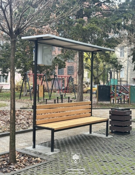 У центрі Тернополя з’явилися лавки з USB-портами: де саме можна зарядити гаджети (ФОТО)