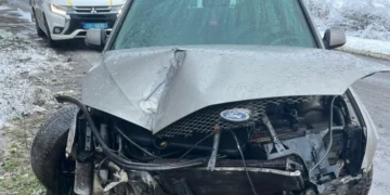 Аварія біля Луцька: Ford зніс паркан та електроопору. ФОТО