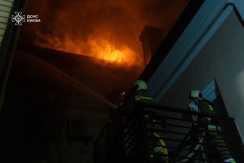 У центрі Києва вночі горів дах адміністративної будівлі (фото)