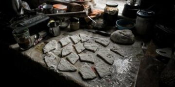 Планувала пекти коржики, але після повідомлення від сина, наважилась виїхати з Гуляйпільщини: як відбувається евакуація з прифронтової громади, – ФОТОРЕПОРТАЖ