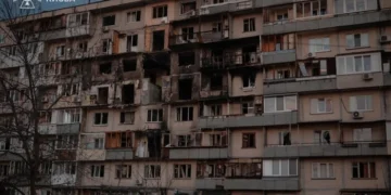 Обстріл Києва: квартиру вдови першої жертви Чорнобиля знищено, жінка у важкому стані
