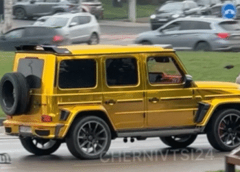 По-багатому: в Україні помітили яскравий золотий “Гелендваген” (ФОТО, ВІДЕО)