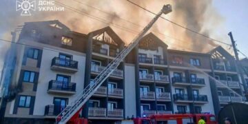 Над 70 людьми нависала небезпека: в ДСНС України прокоментували масштабну пожежу на Прикарпатті (ФОТО)