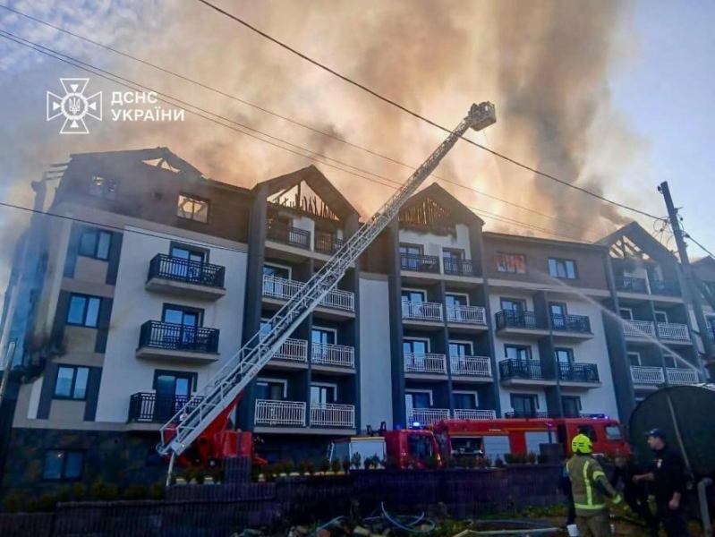 Над 70 людьми нависала небезпека: в ДСНС України прокоментували масштабну пожежу на Прикарпатті (ФОТО)