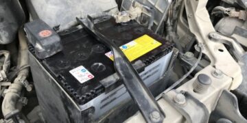 Яку клему першою знімати з акумулятора, щоб зберегти електроніку у машині