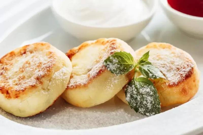 "Цим треба замінити борошно, щоб сирники стали пишними й ніжними": секретні поради і таємний лайфхак із яйцем