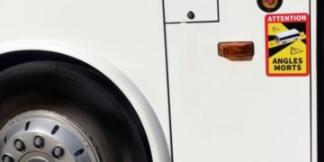 Як не потрапити в сліпу зону вантажівки