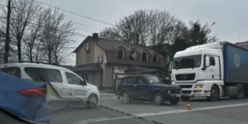 Аварія на Збаразькому кільці: рух транспорту ускладнено (ФОТО)