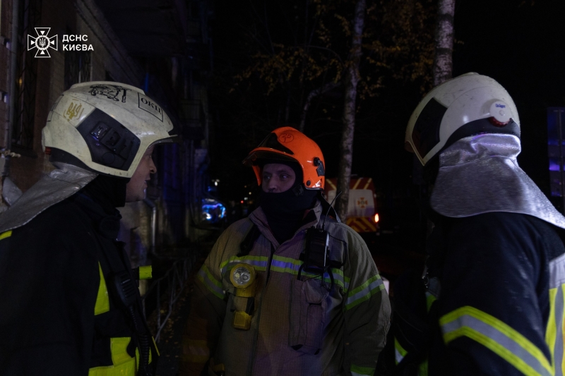 У центрі Києва вночі горів дах адміністративної будівлі (фото)