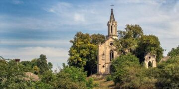 Тернопільщина для мандрівників: яку несподівану історію приховує старовинний костел у Турильче