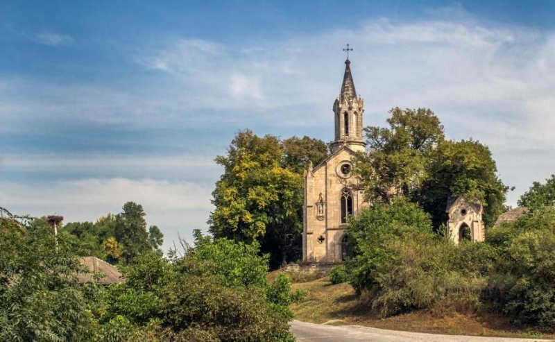 Тернопільщина для мандрівників: яку несподівану історію приховує старовинний костел у Турильче