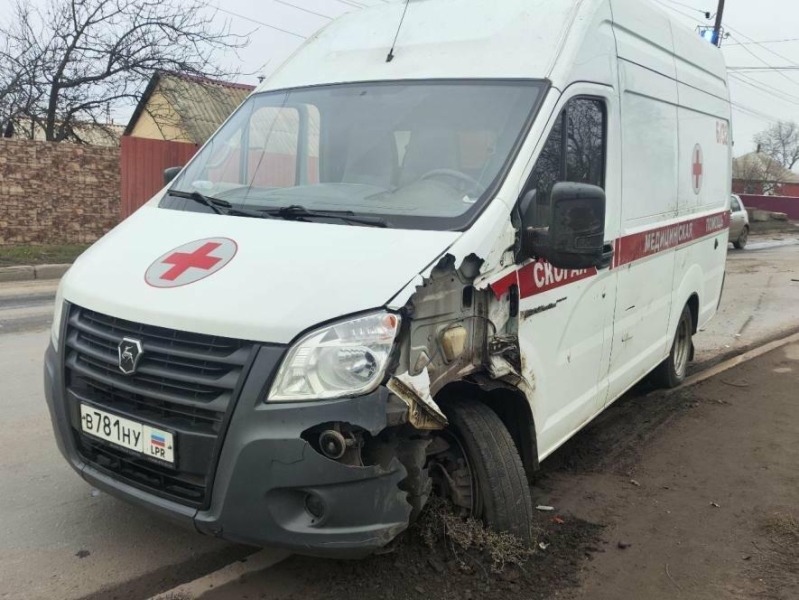 На окупованій Луганщині легковик врізався у швидку: двоє постраждалих, - ФОТО