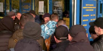 Десятки чоловіків у Рівному «штурмують» ЦНАП, щоб подати на відстрочку від мобілізації