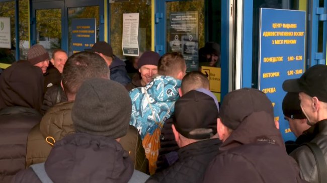 Десятки чоловіків у Рівному «штурмують» ЦНАП, щоб подати на відстрочку від мобілізації