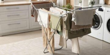 Як швидко висушити одяг після прання в холодну пору року: простий лайфхак для дому