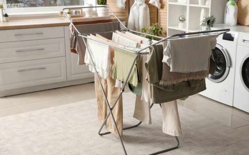 Як швидко висушити одяг після прання в холодну пору року: простий лайфхак для дому