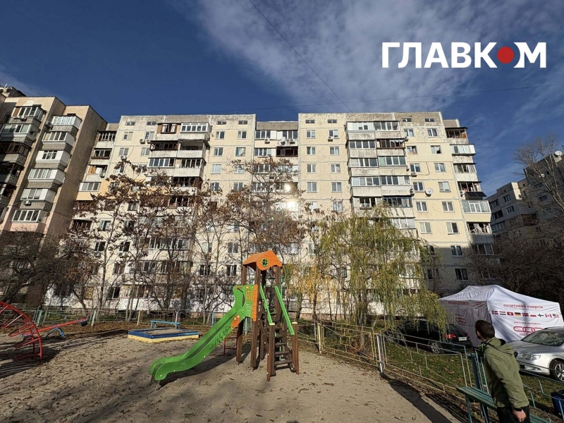 Росіяни вдарили по дев'ятиповерхівці на Оболоні. Фоторепортаж із місця влучання