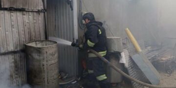 У Запорізькій області внаслідок ворожих ударів загорілися будинки, складське приміщення і сільгосптехніка