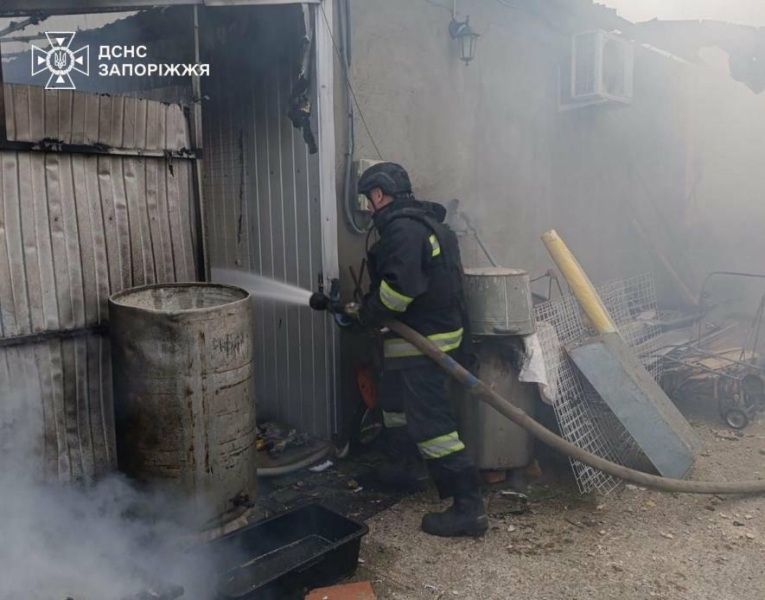 У Запорізькій області внаслідок ворожих ударів загорілися будинки, складське приміщення і сільгосптехніка