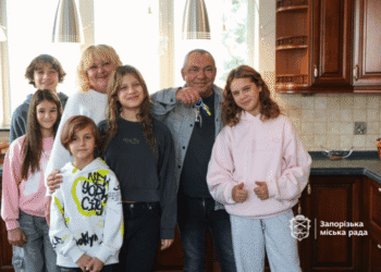У Запоріжжі родина Малєєвих отримала новий будинок для дитячого будинку сімейного типу