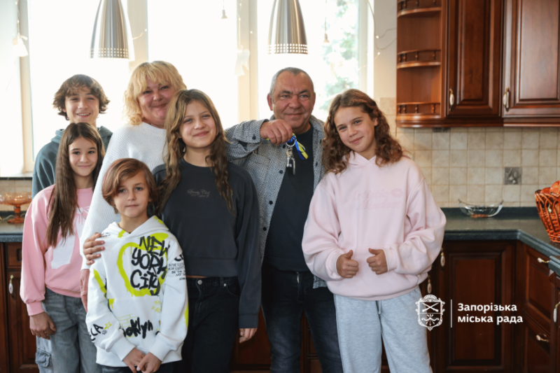 У Запоріжжі родина Малєєвих отримала новий будинок для дитячого будинку сімейного типу