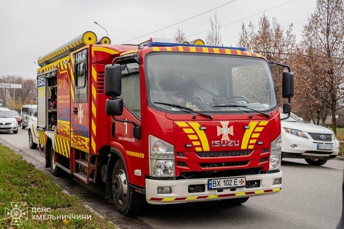 Операція з порятунку песика: у Старокостянтинові тварину дістали з каналізаційного люка