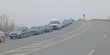 «До своїх — як до чужих»: на кордоні окупованої Луганщини та росії утворилися величезні затори, – ВІДЕО