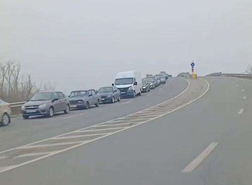 «До своїх — як до чужих»: на кордоні окупованої Луганщини та росії утворилися величезні затори, - ВІДЕО