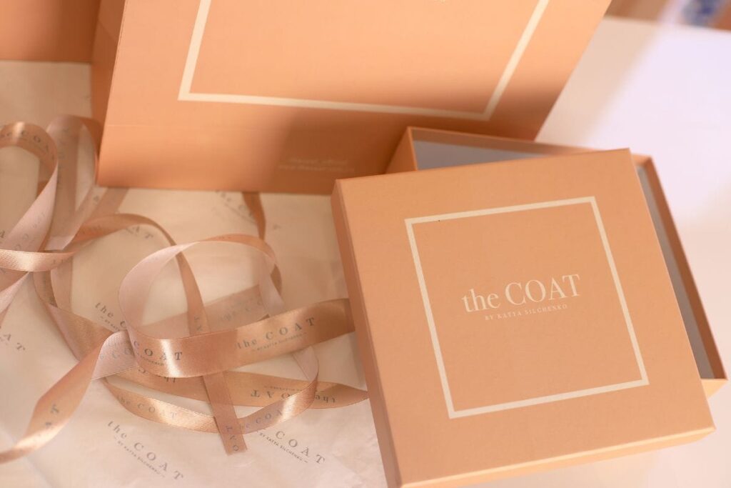 брендовані коробки з логотипом