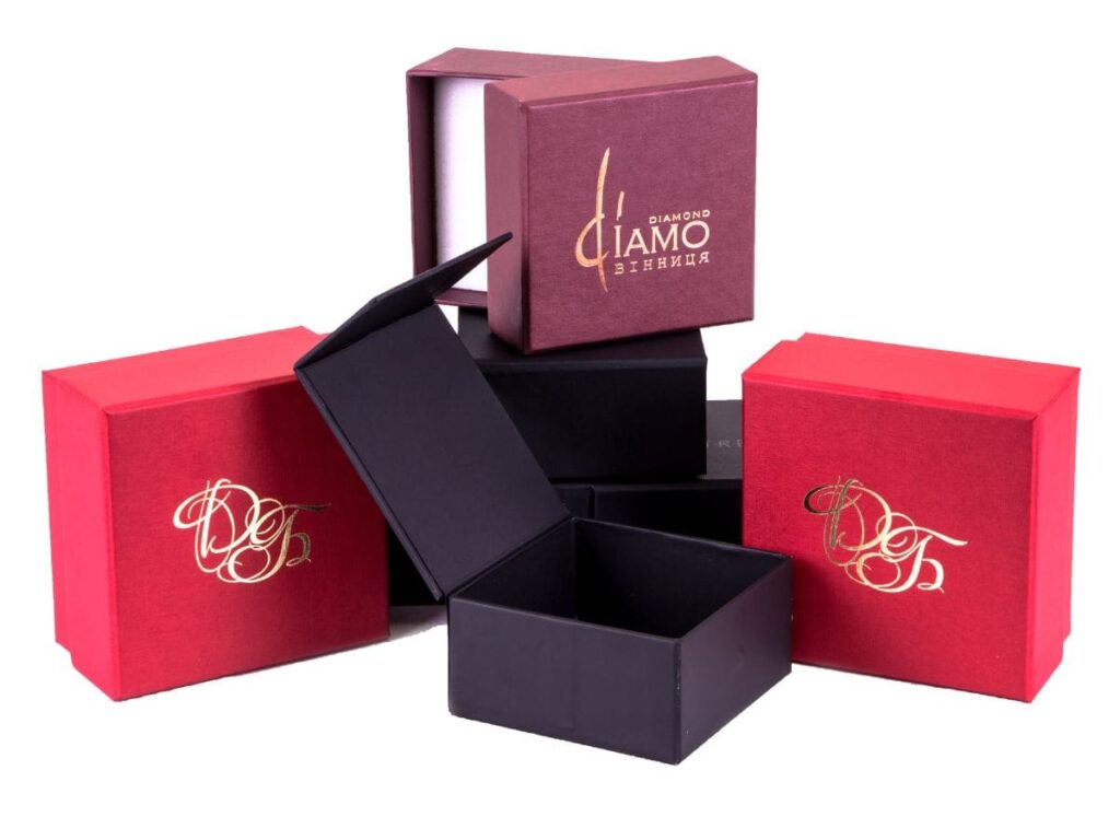 брендовані коробки з логотипом