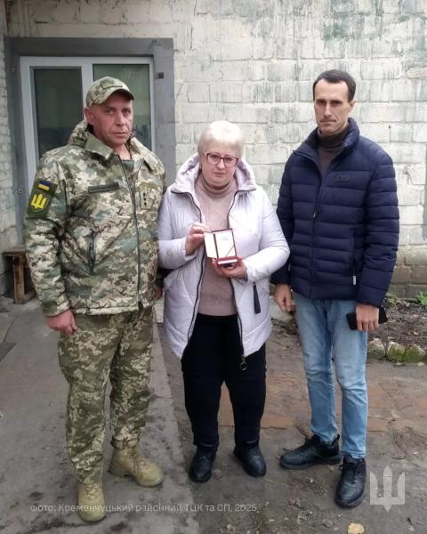 Кременчуцький район: матері загиблого воїна Олега Калашника передали орден «За мужність»