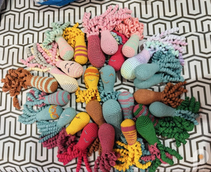 М'які, в’язані щупальця замість пуповини: у Луцьку рукодільниці допомагають «поспішайкам»