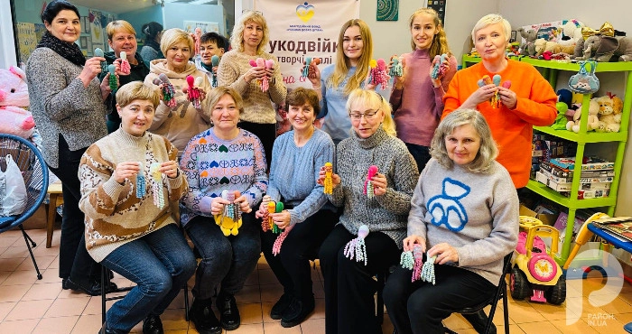 М'які, в’язані щупальця замість пуповини: у Луцьку рукодільниці допомагають «поспішайкам»