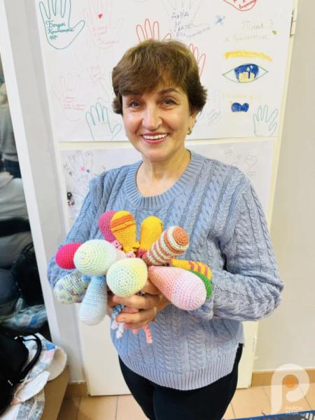 М'які, в’язані щупальця замість пуповини: у Луцьку рукодільниці допомагають «поспішайкам»