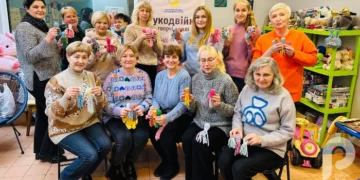 М’які, в’язані щупальця замість пуповини: у Луцьку рукодільниці допомагають «поспішайкам»