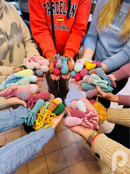 М'які, в’язані щупальця замість пуповини: у Луцьку рукодільниці допомагають «поспішайкам»