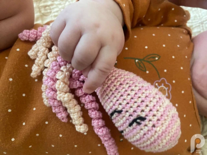 М'які, в’язані щупальця замість пуповини: у Луцьку рукодільниці допомагають «поспішайкам»