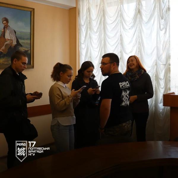 Мужність, наставники, любов до своєї землі: про що говорили студенти з полтавським нацгвардійцем