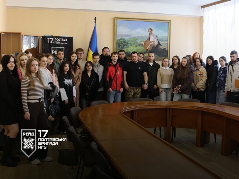 Мужність, наставники, любов до своєї землі: про що говорили студенти з полтавським нацгвардійцем