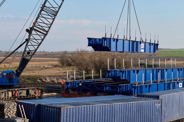 На Дніпропетровщині монтують японський модульний міст: подробиці