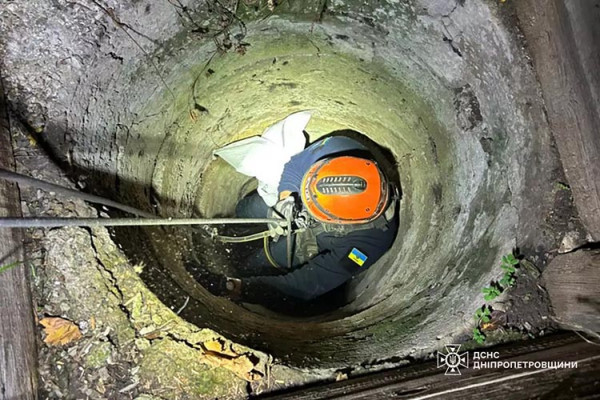 На Дніпропетровщині рятувальники визволили кота з 9-метрового колодязя