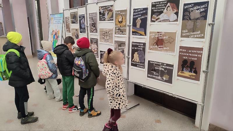 “На лінії вогню: битва за національне “Я” – у Полтаві презентували виставку мовних плакатів