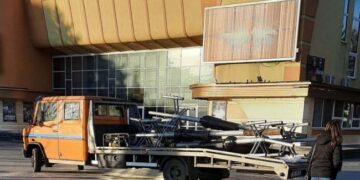 На майдані Незалежності зрізали ліхтарі, які «світили в небо»