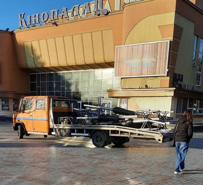 На майдані Незалежності зрізали ліхтарі, які «світили в небо»