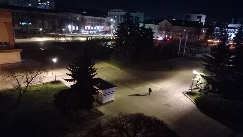 На майдані Незалежності зрізали ліхтарі, які «світили в небо»