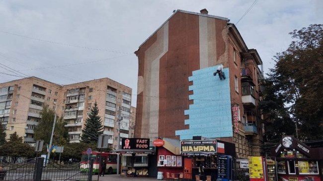 На стіні будинку біля ЦУМу колись висів радянський «мурал»
